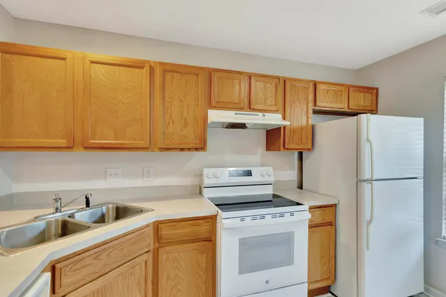 $1,660 | 8114 Shadow Oak Drive, North Charleston, SC 29406