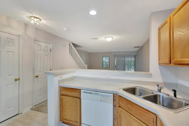 $1,660 | 8114 Shadow Oak Drive, North Charleston, SC 29406