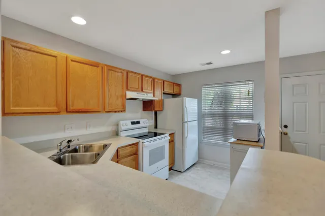 $1,660 | 8114 Shadow Oak Drive, North Charleston, SC 29406