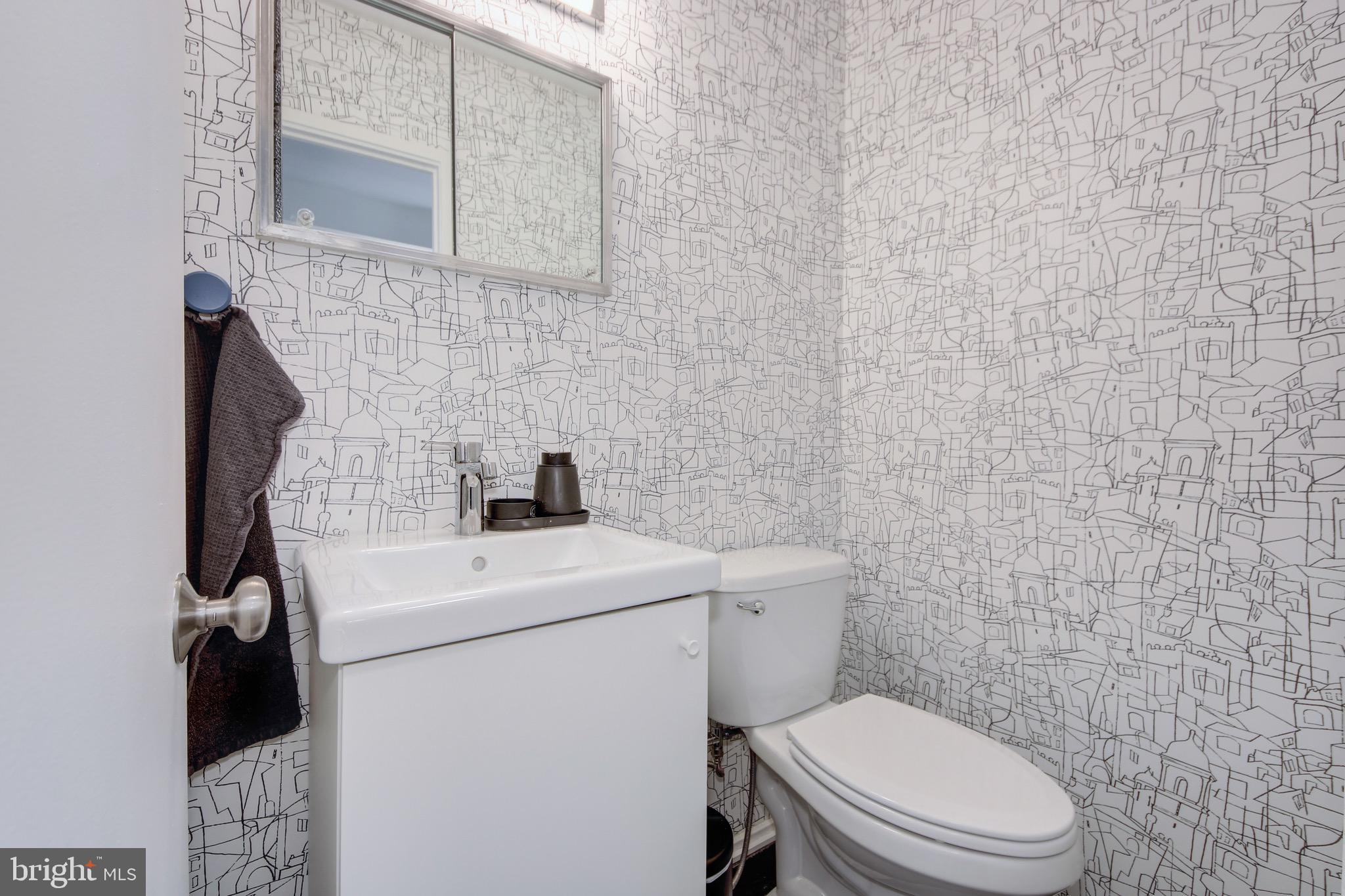 332 N Street Southwest Washington, DC 20024 - Photo 4 of 33 Half bath located within entry foyer