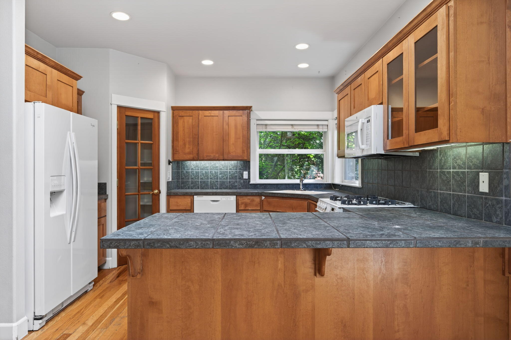 2436 Northwest Awbrey Road Bend, OR 97703 - Photo 13 of 36 Kitchen Bar