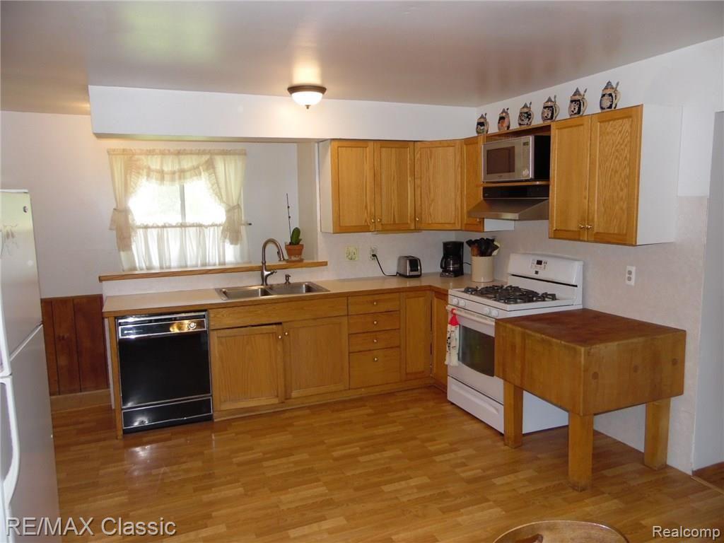 23386 Meadowbrook Road Novi, MI 48375 - Photo 3 of 15 SAM_0398.JPG