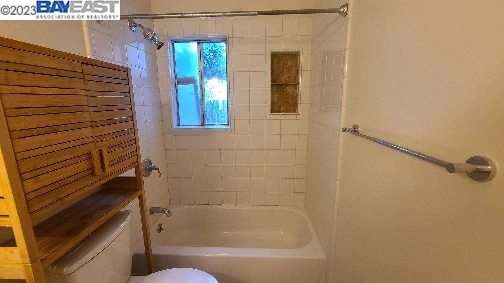 1501 L Street Davis, CA 95616 - Photo 14 of 23 a bathroom with a bathtub