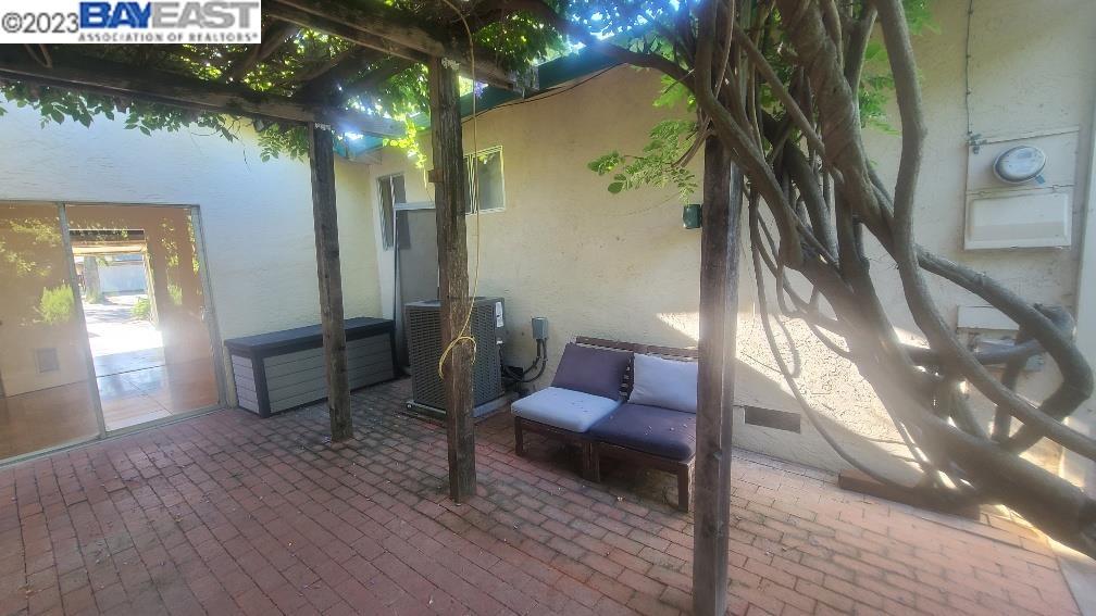 1501 L Street Davis, CA 95616 - Photo 22 of 23 a living room with furniture and a potted plant