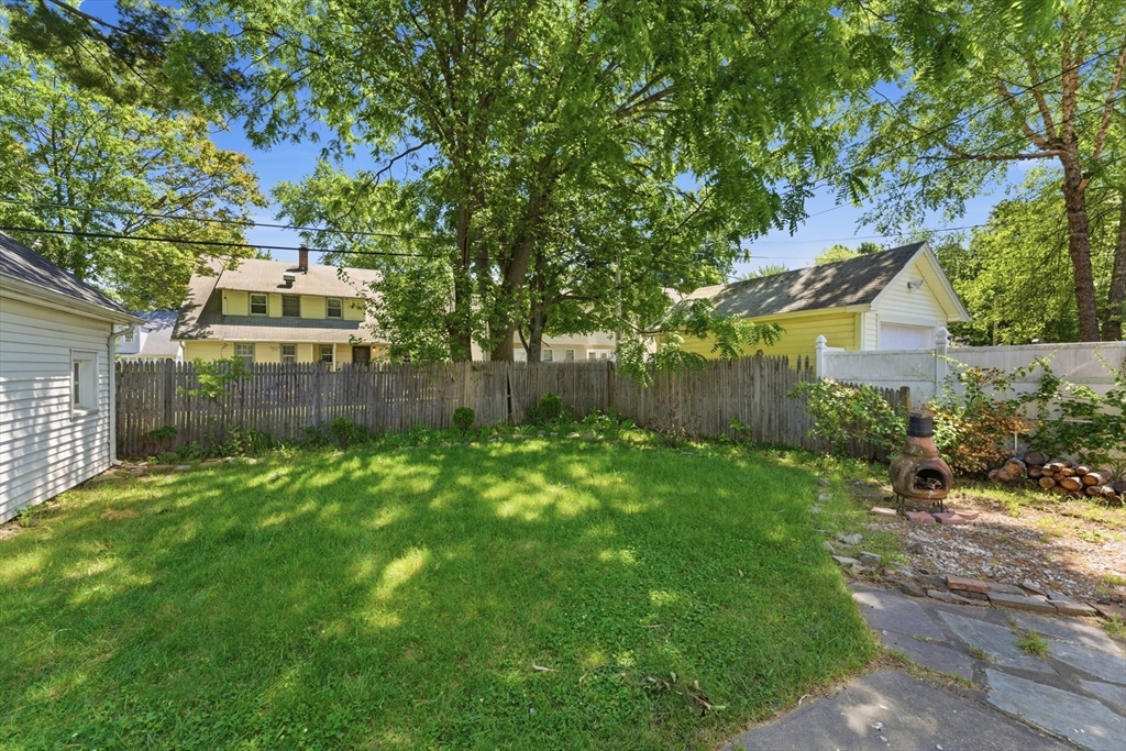 47 Thorndyke Street Springfield, MA 01118 - Photo 3 of 42