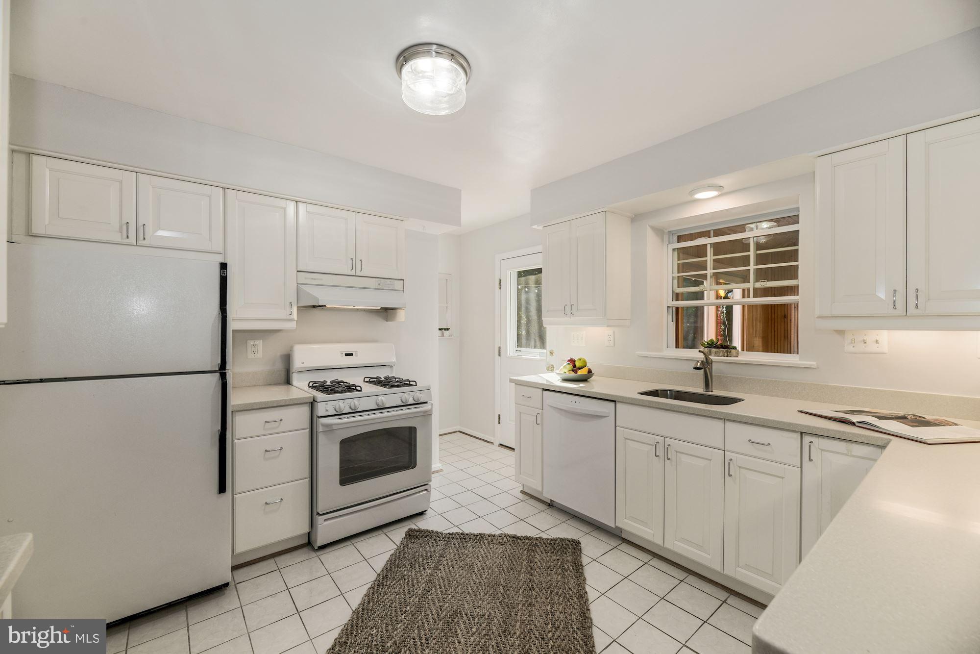 12 West Braddock Road Alexandria, VA 22301 - Photo 13 of 35 Ample counter space and access to deck