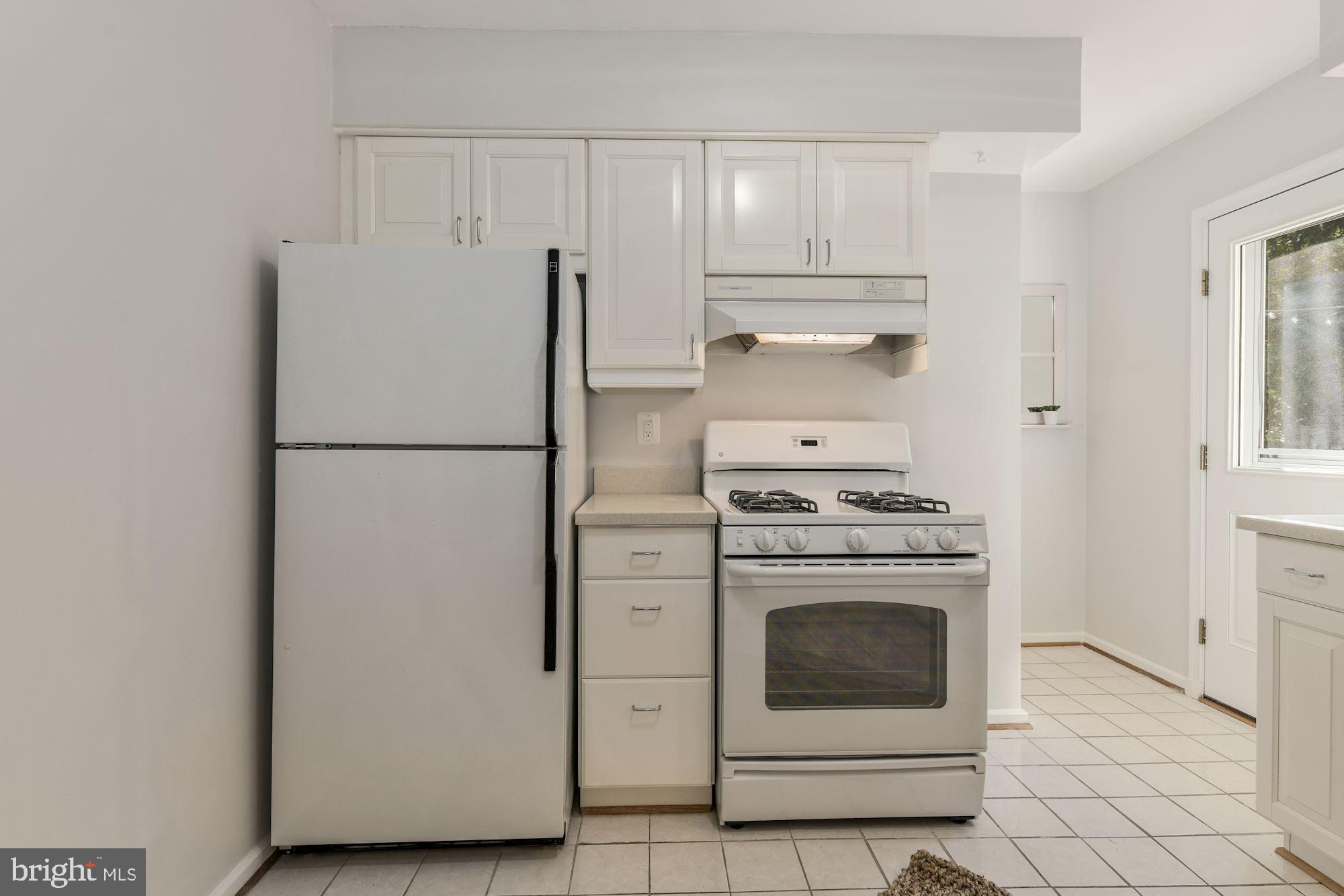 12 West Braddock Road Alexandria, VA 22301 - Photo 16 of 35 Light, bright and white kitchen!