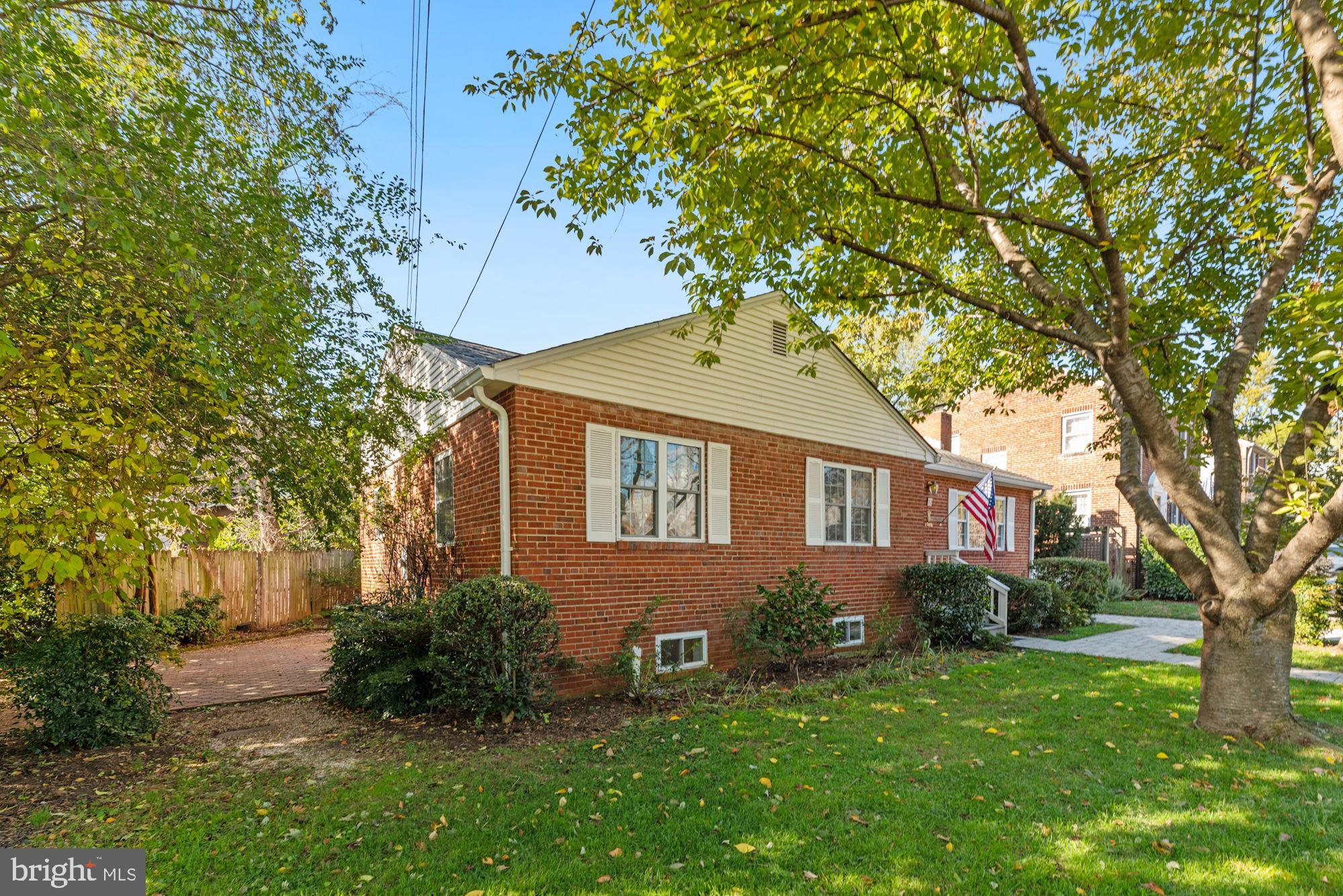 12 West Braddock Road Alexandria, VA 22301 - Photo 3 of 35 A hidden gem..one level living with full walk up