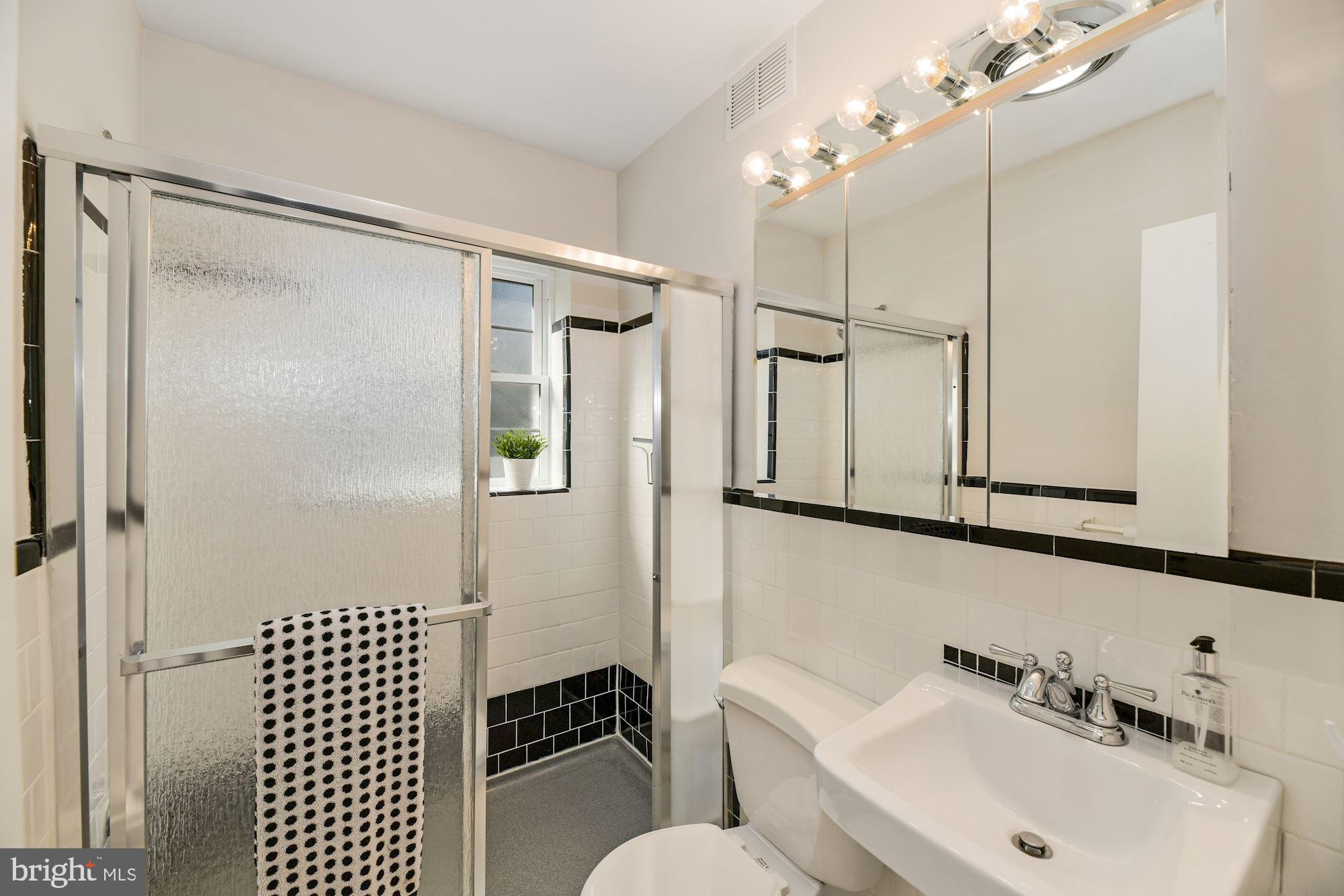 12 West Braddock Road Alexandria, VA 22301 - Photo 27 of 35 Main level bath w oversized shower