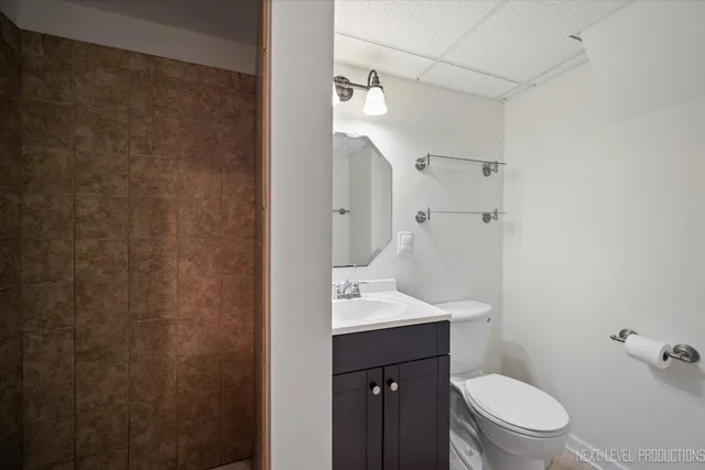 a view of a house with backyard and garden