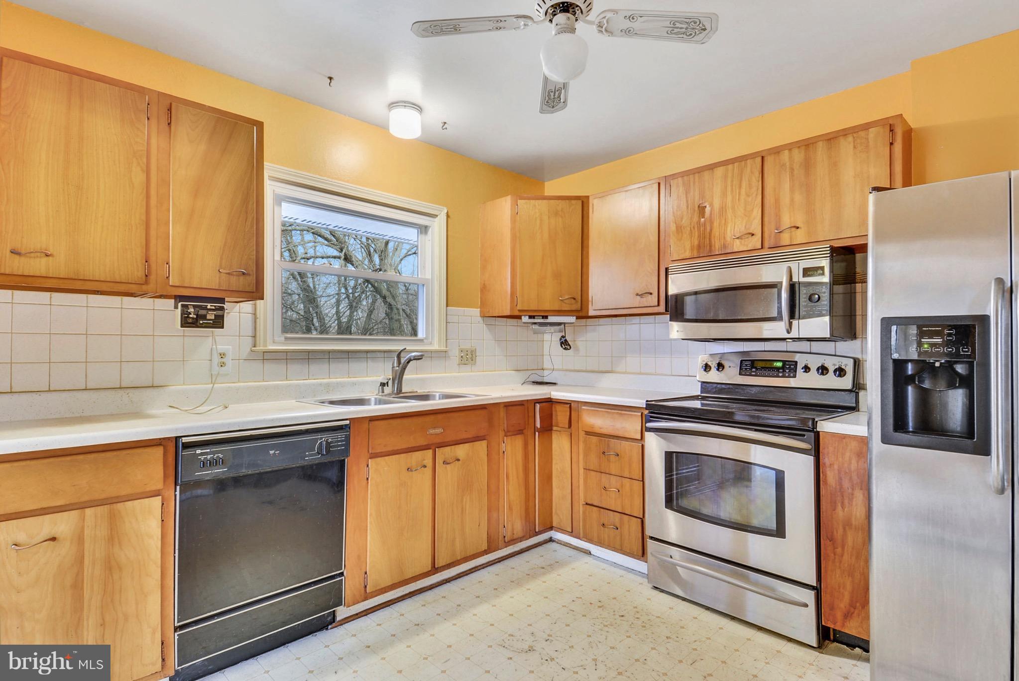 502 East Poplar Road Sterling, VA 20164 - Photo 9 of 20 Kitchen