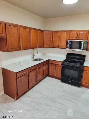 $2,500 | 144 Huntington Terrace, Unit 2L, Newark, NJ 07112
