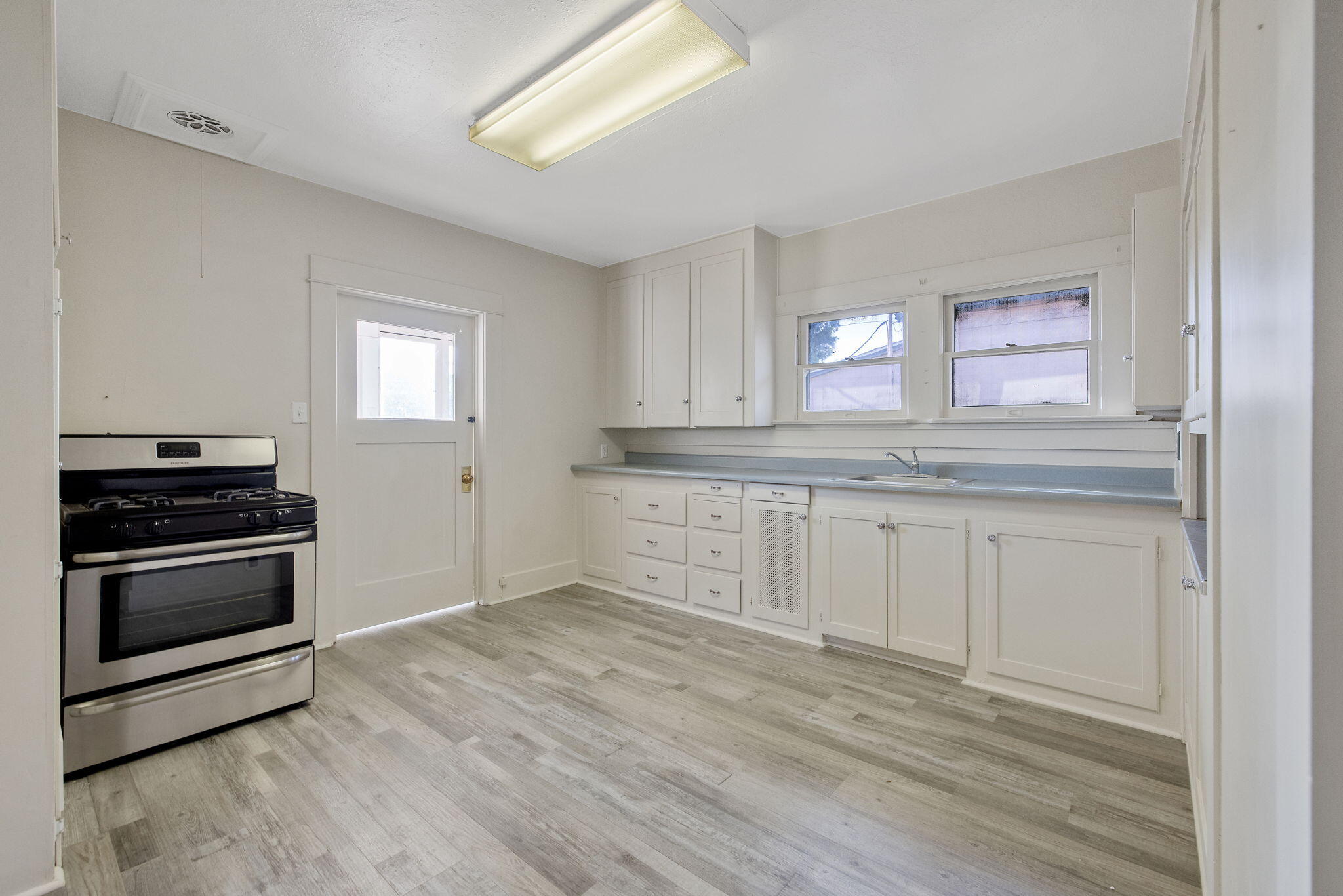 231 South F Street Exeter, CA 93221 - Photo 10 of 29 10-web-or-mls-713A7122