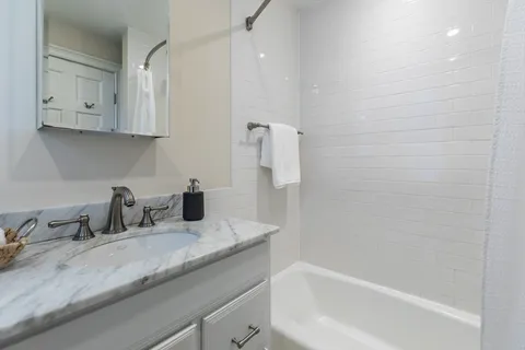 $949,000 | 76 West Cedar Street, Unit 4F, Boston, MA 02114