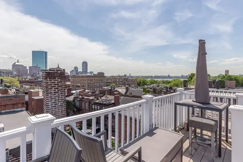 $949,000 | 76 West Cedar Street, Unit 4F, Boston, MA 02114