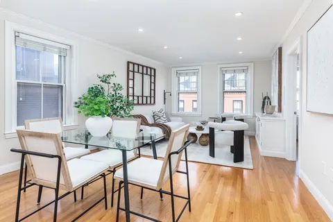 $949,000 | 76 West Cedar Street, Unit 4F, Boston, MA 02114