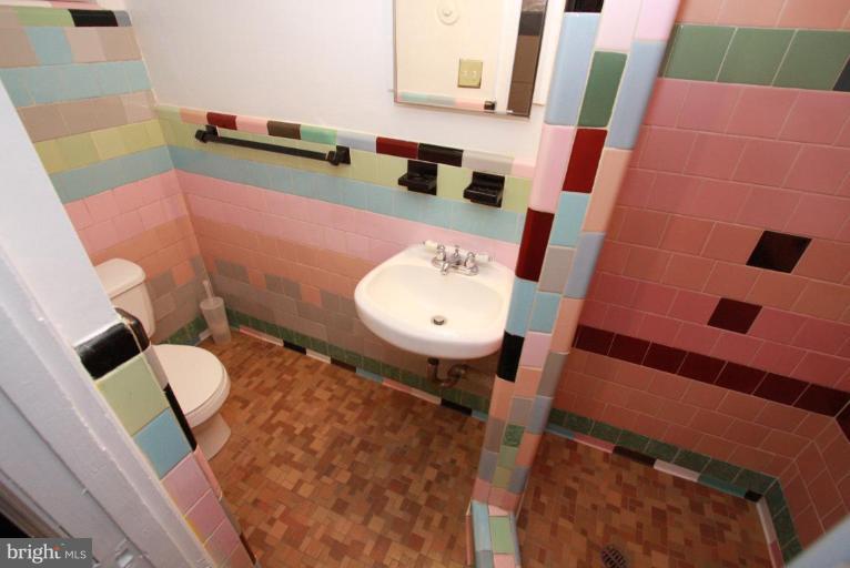 636 Riggs Road Northeast Washington, DC 20011 - Photo 23 of 24 Bath #3
