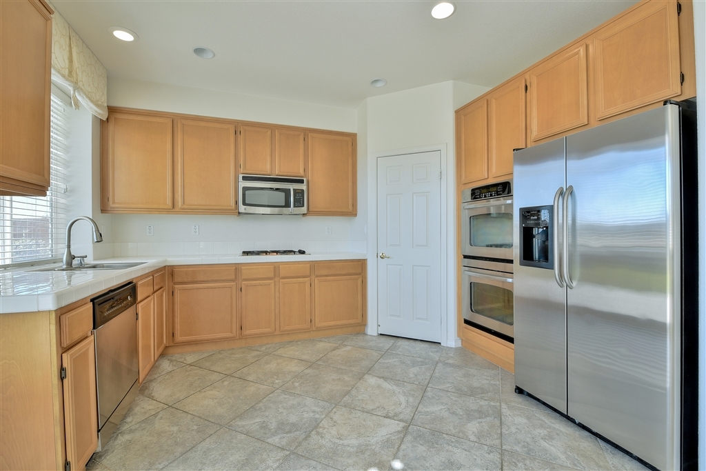 665 Helmsdale Road San Marcos, CA 92069 - Photo 10 of 25 Gallery Image 10