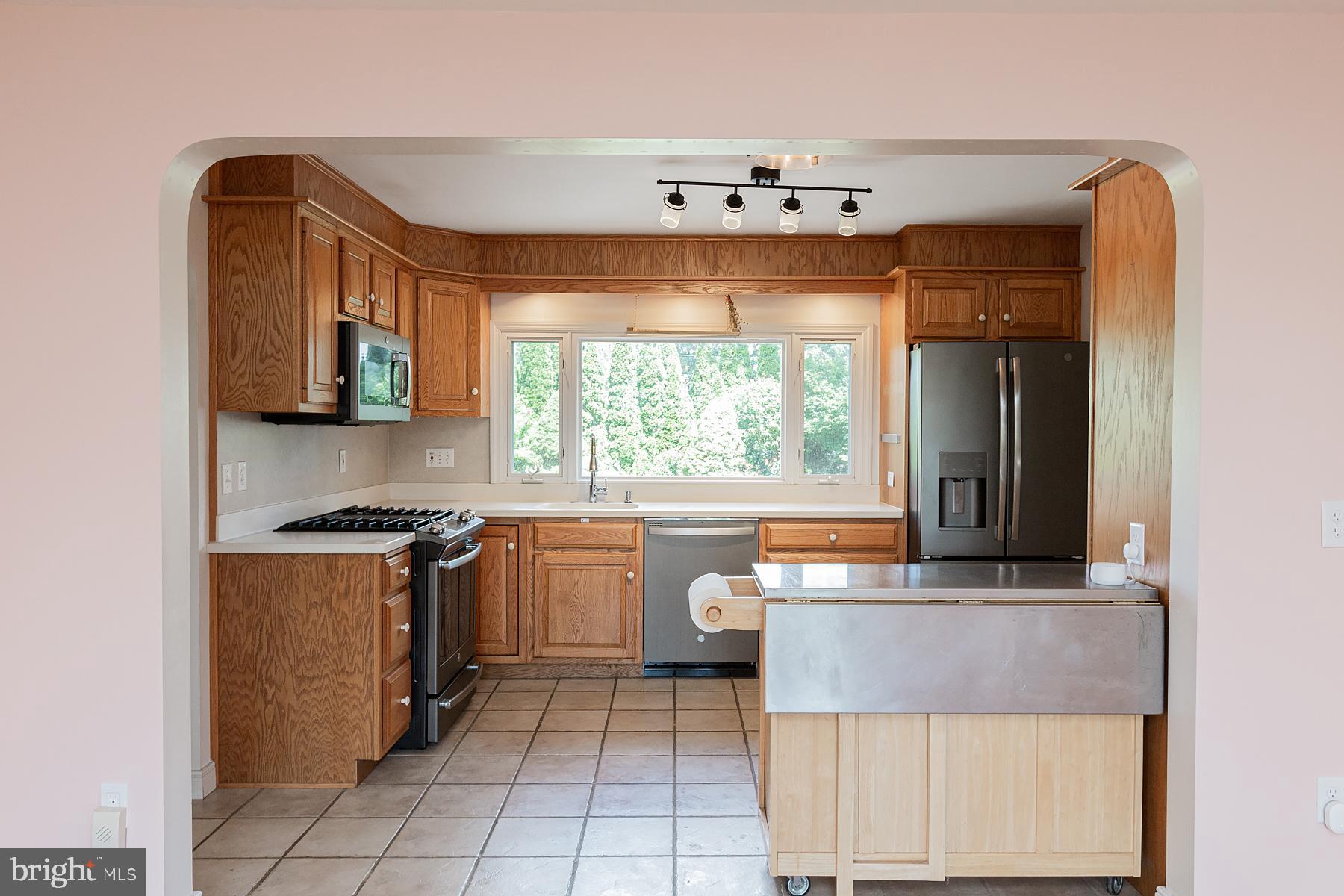 2037 Stone Mill Road Lancaster, PA 17603 - Photo 20 of 72 oak kitchen