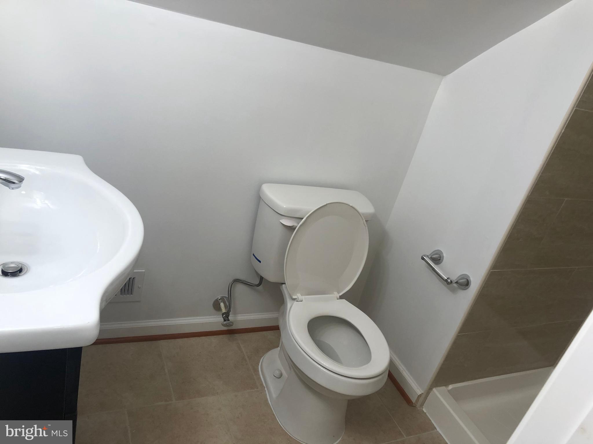 13613 Dumfries Road Manassas, VA 20112 - Photo 11 of 16 Upstair bath