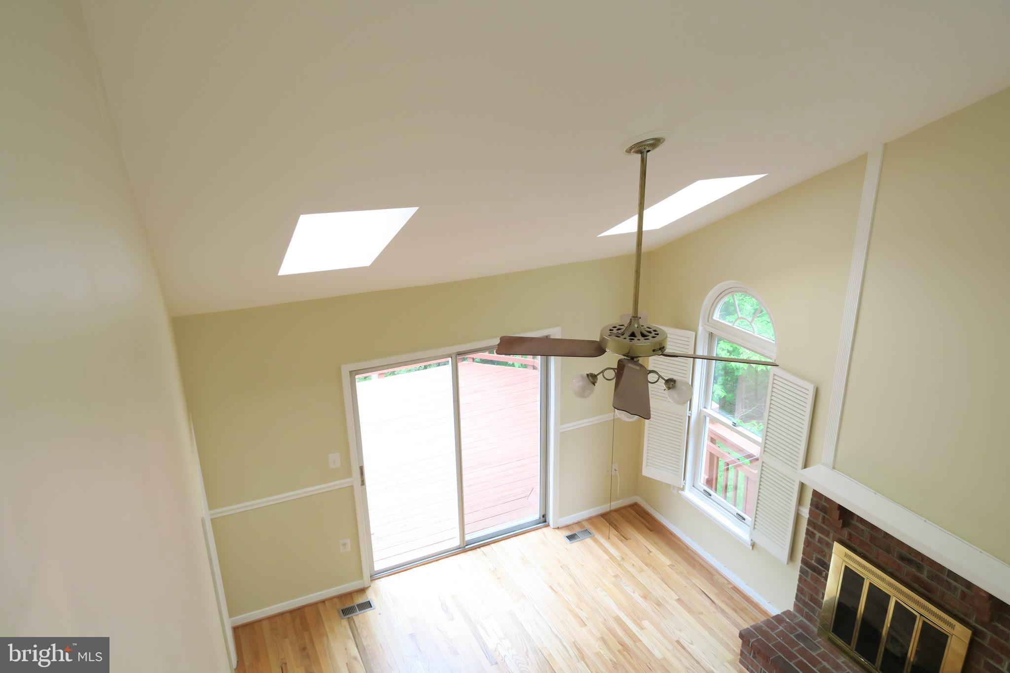 10295 Dunn Meadow Road Vienna, VA 22182 - Photo 3 of 37