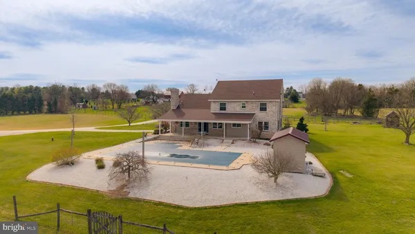 a view of a house with backyard