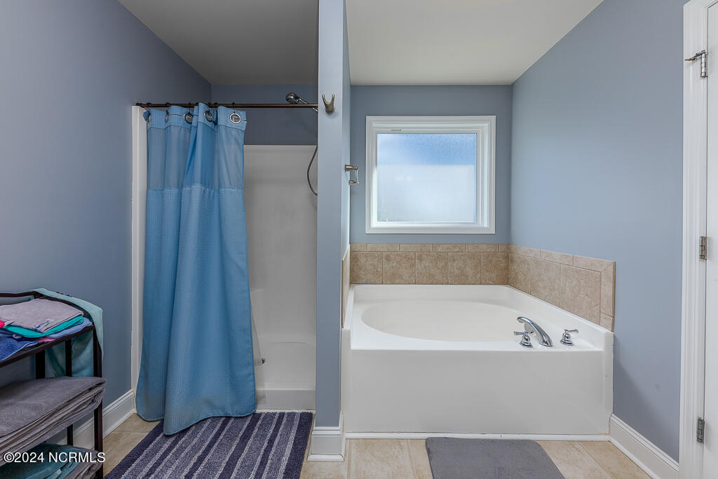 623 Edgewood Avenue Newport, NC 28570 - Photo 15 of 24 Separate Shower & Soaker Tub in MSTR
