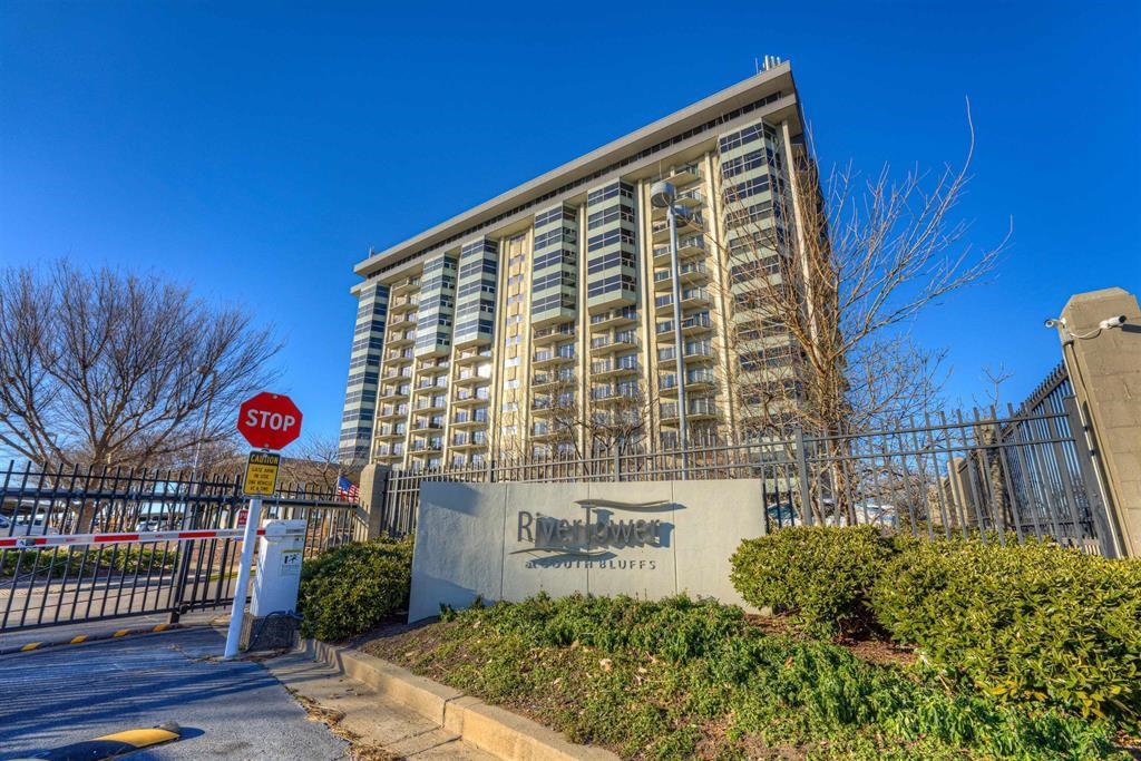 655 Riverside Drive, Unit 205A Memphis, TN 38103 - Photo 22 of 24 a view of a large building