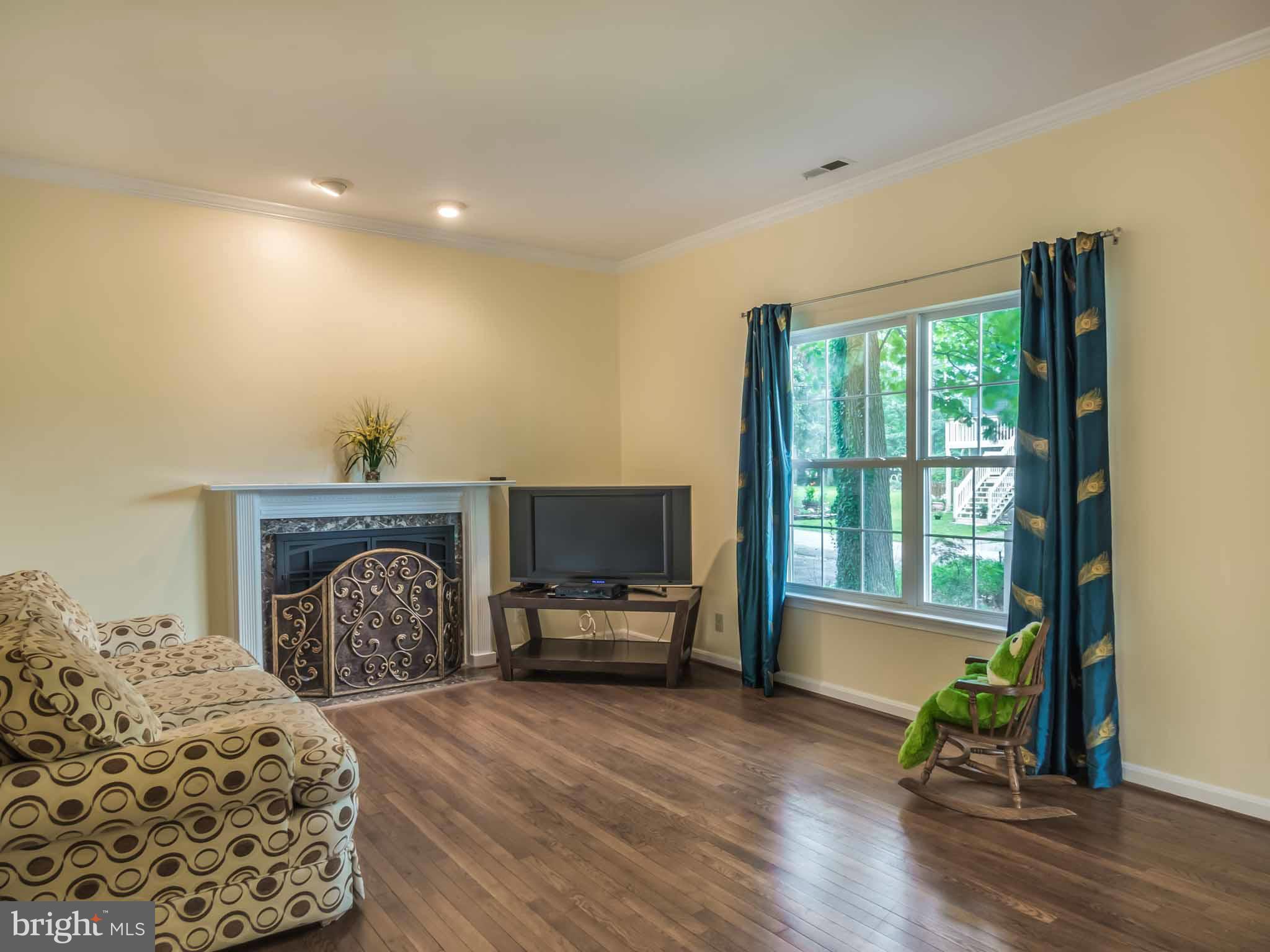 1402 Howard Road Annapolis, MD 21403 - Photo 3 of 29 Living Room
