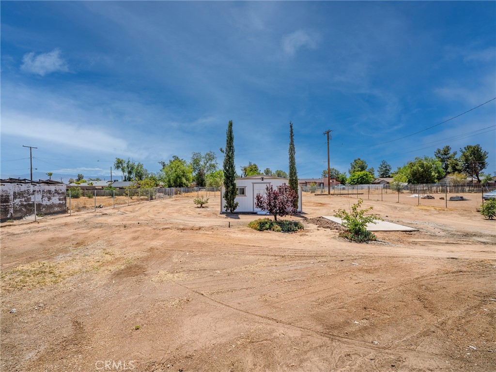 21865 Fox Apple Valley, CA 92307 - Photo 22 of 27 a view of a road with a bench