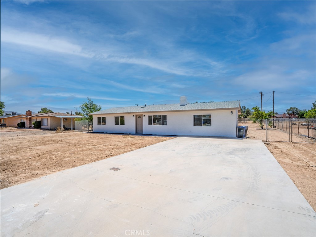 21865 Fox Apple Valley, CA 92307 - Photo 27 of 27 a front view of a house with a yard