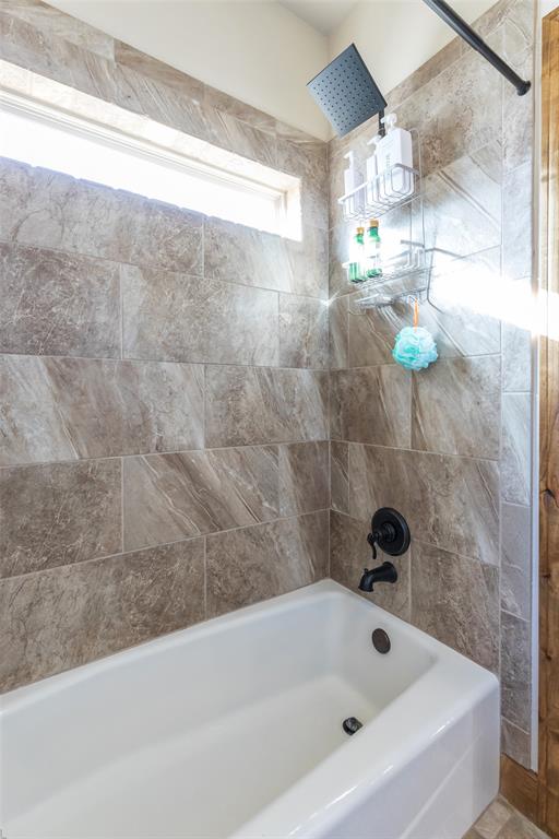 126 Phoenix Lane Tuscola, TX 79562 - Photo 31 of 40 a bathroom with a bathtub