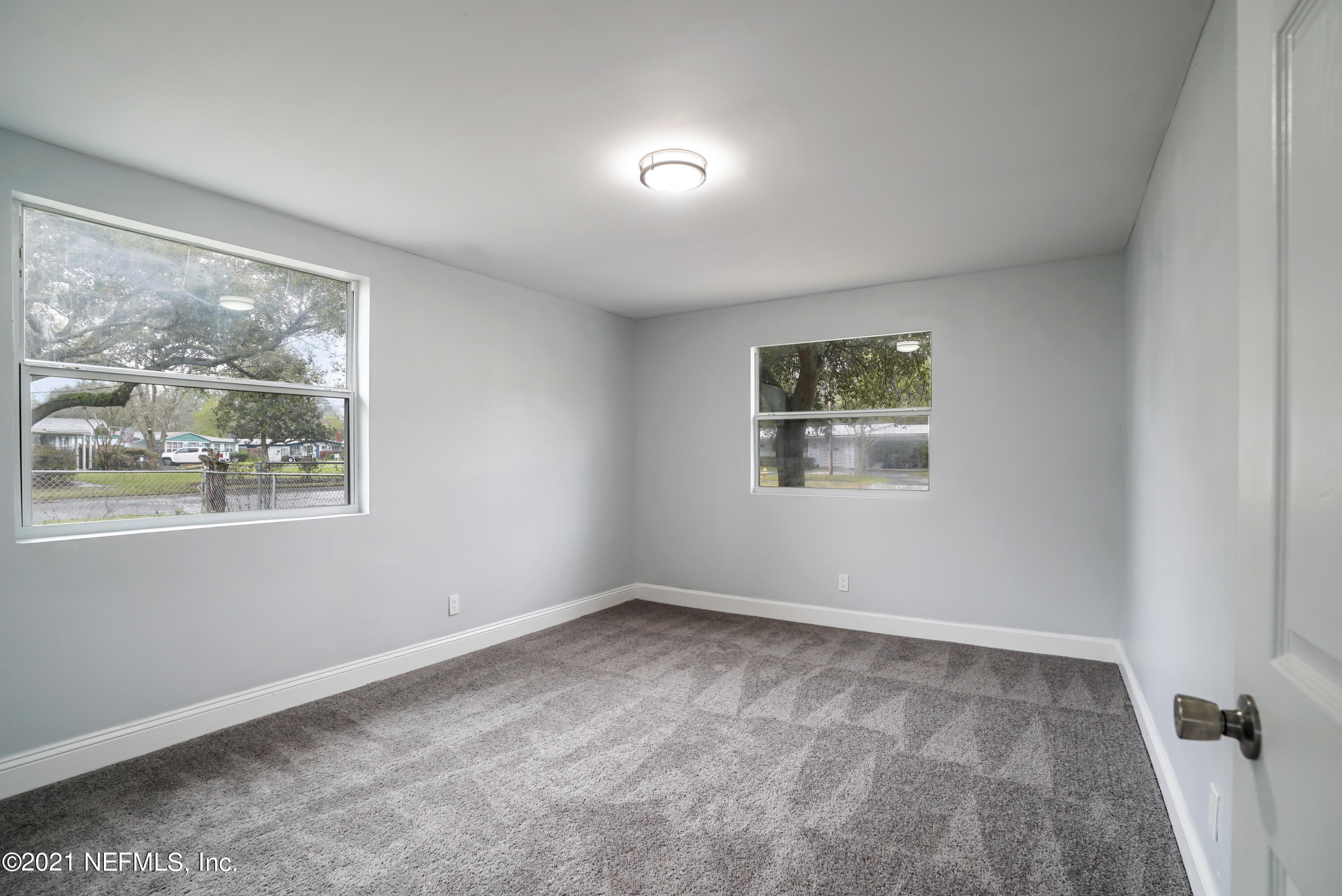 4175 Spring Glen Road Jacksonville, FL 32207 - Photo 13 of 25 an empty room with windows