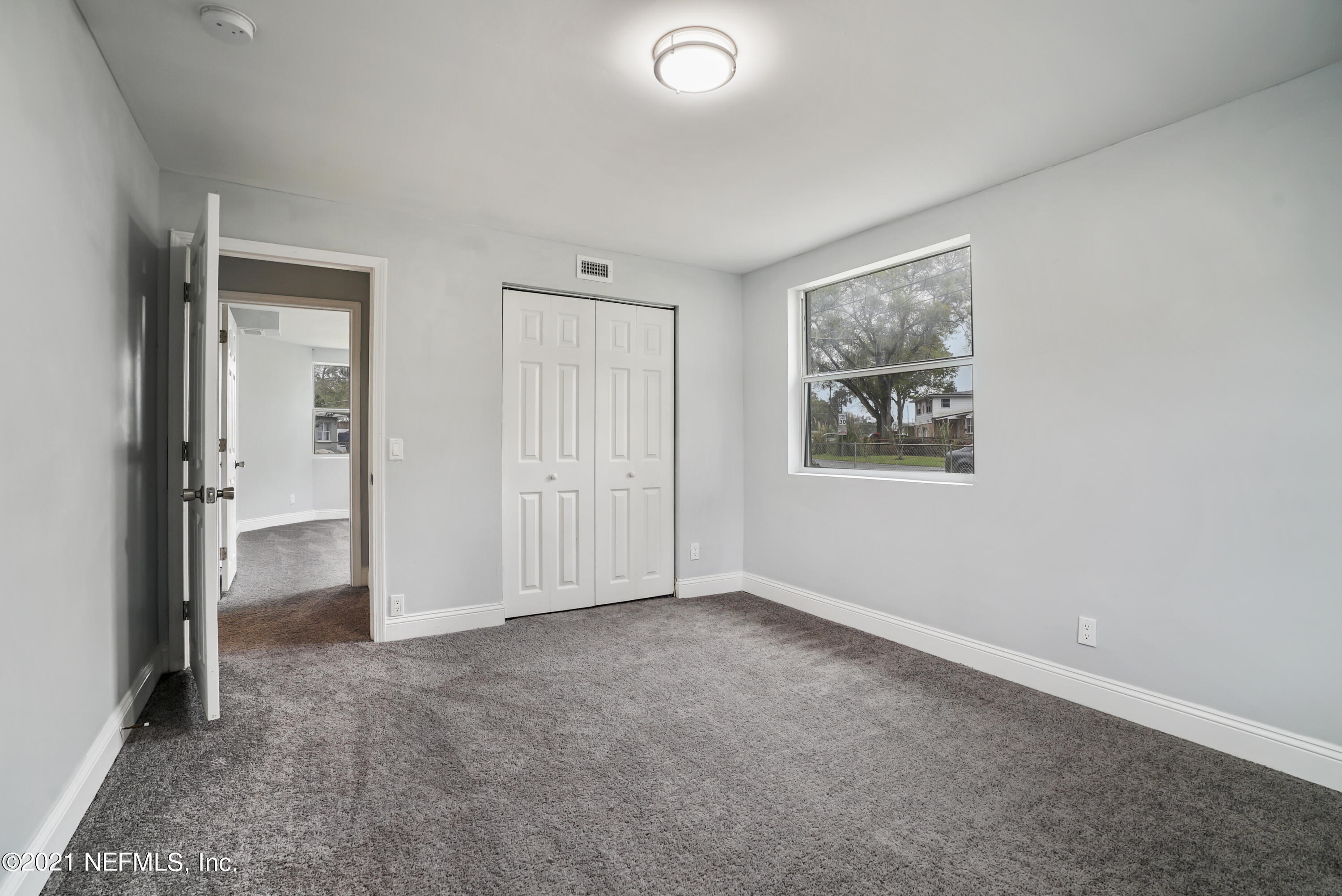 4175 Spring Glen Road Jacksonville, FL 32207 - Photo 14 of 25 an empty room with a bathroom