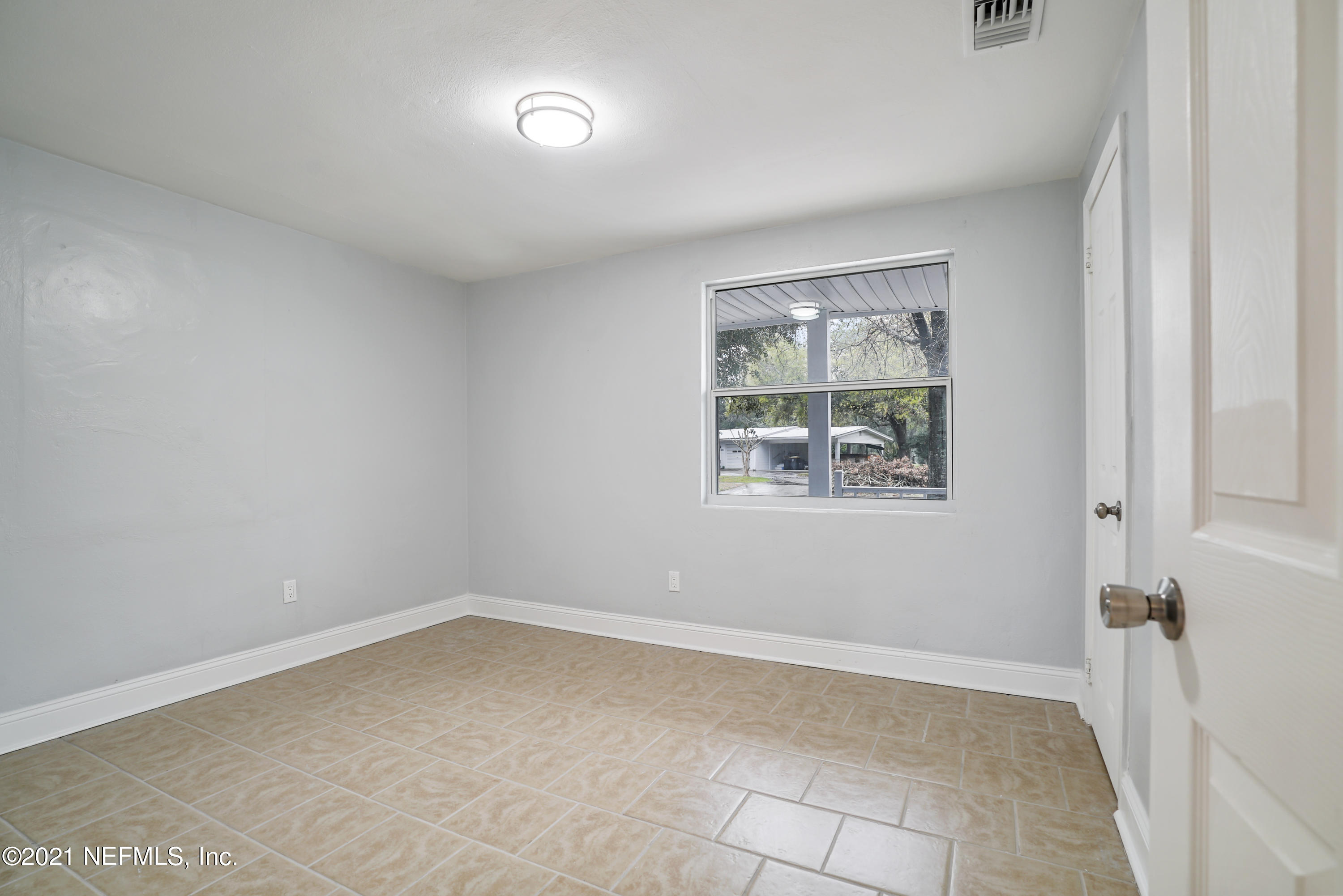 4175 Spring Glen Road Jacksonville, FL 32207 - Photo 17 of 25 an empty room with windows