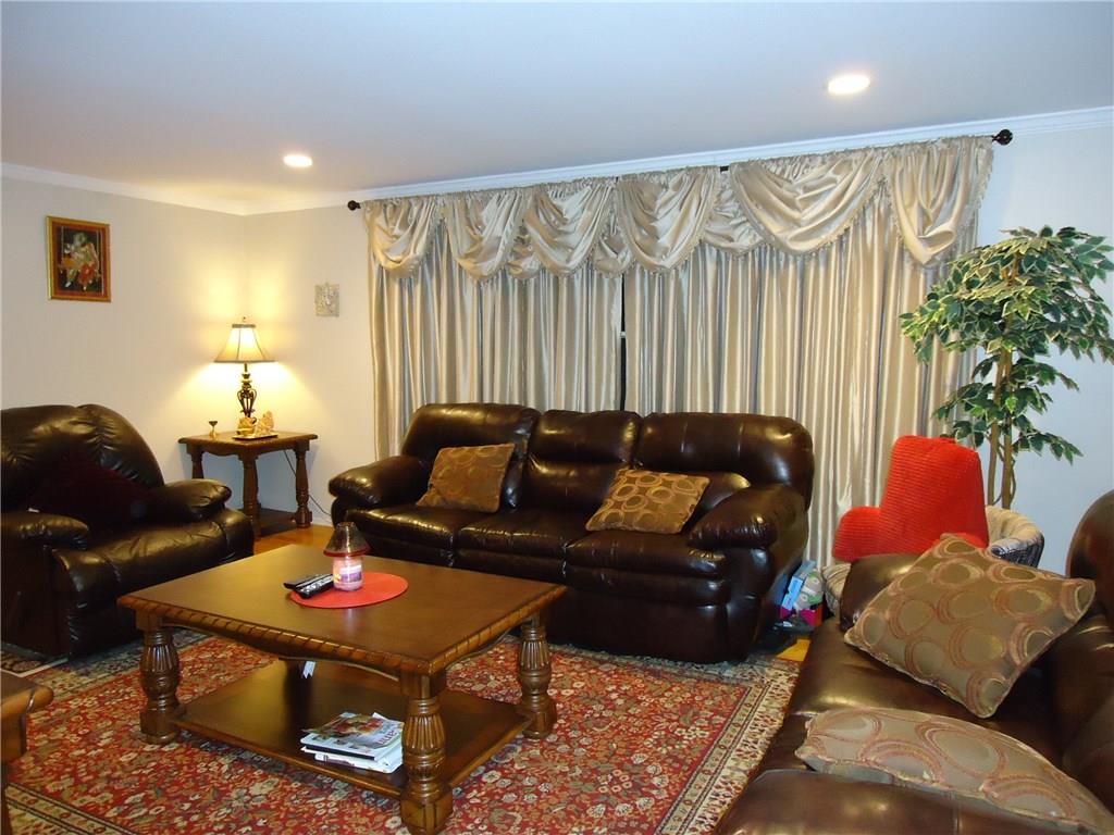 179 Parkedge Road Green Tree, PA 15220 - Photo 3 of 25 Living Room