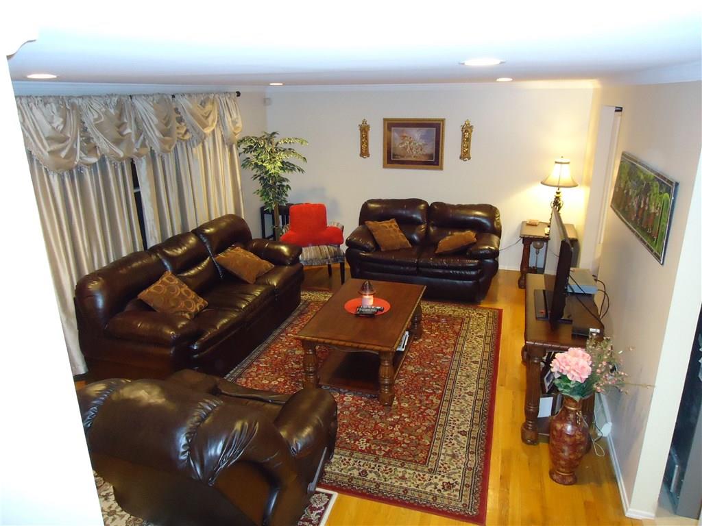 179 Parkedge Road Green Tree, PA 15220 - Photo 4 of 25 Living Room