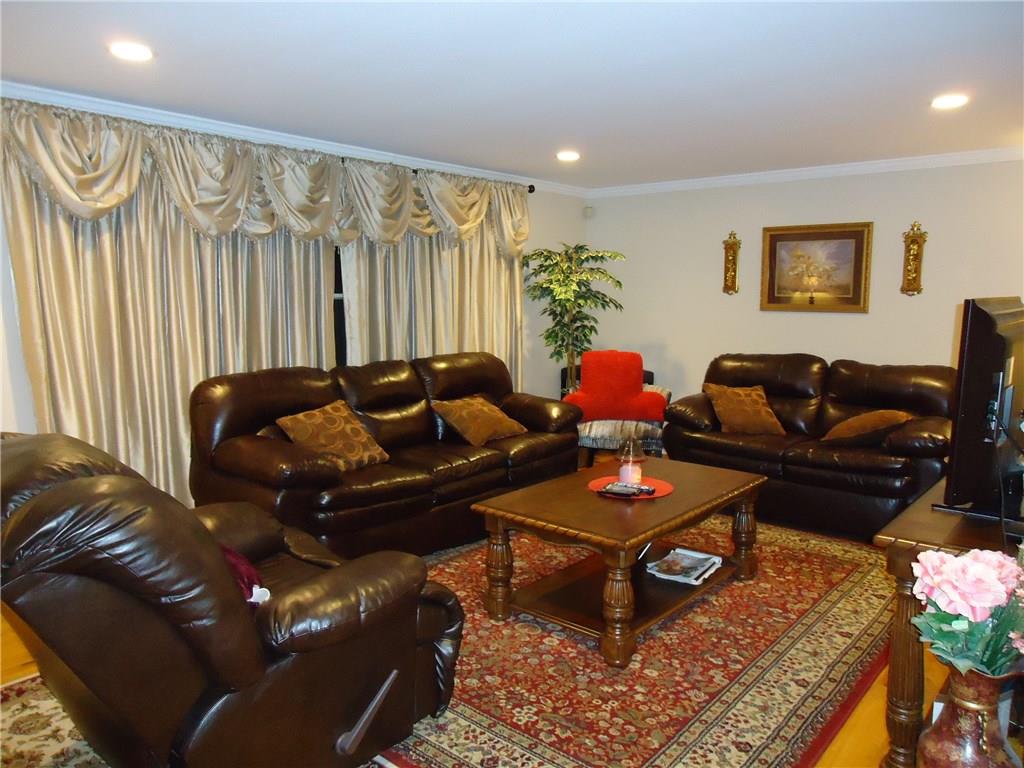 179 Parkedge Road Green Tree, PA 15220 - Photo 5 of 25 Living Room