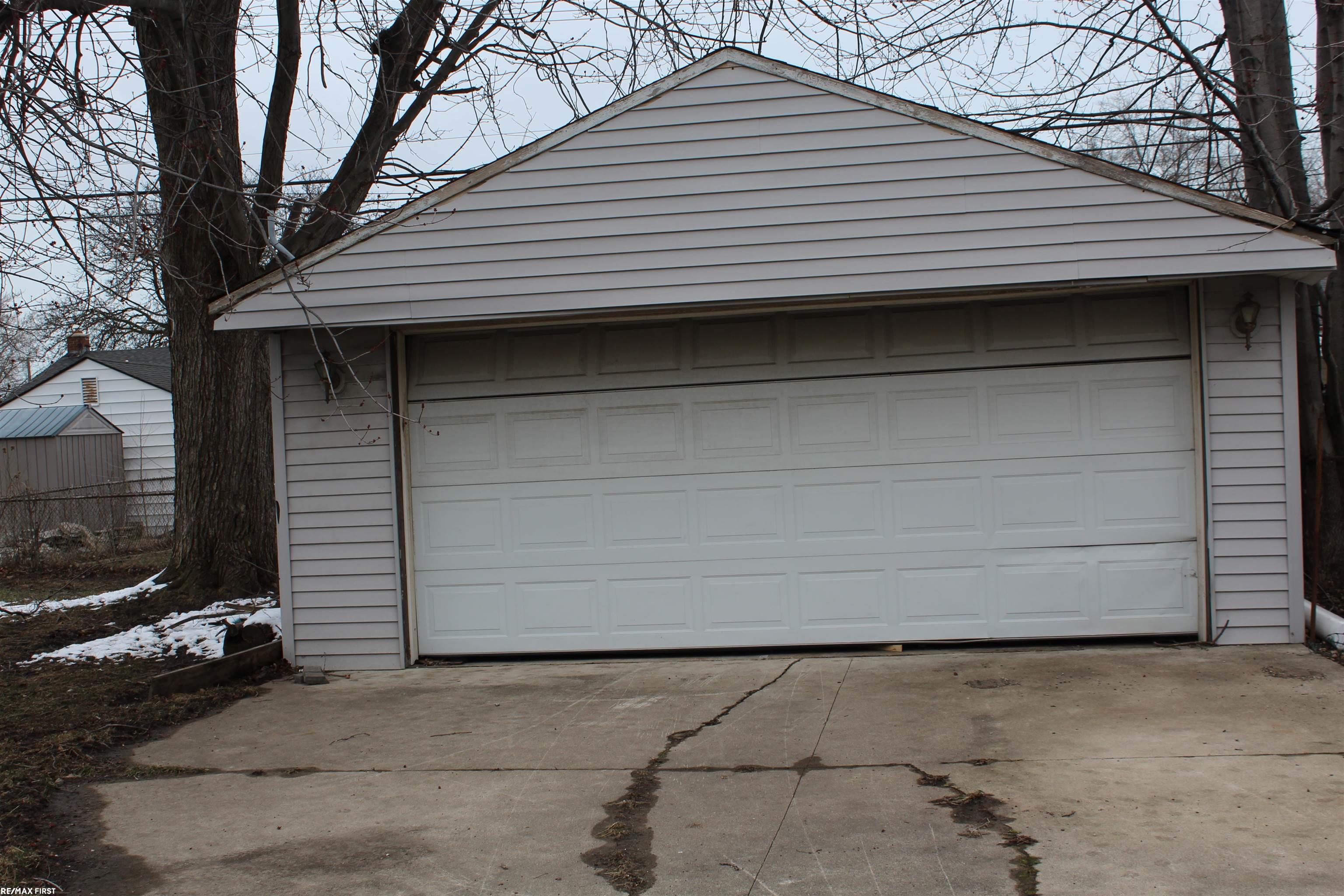 26090 Hayes Road Roseville, MI 48066 - Photo 3 of 19 Gallery Image 3