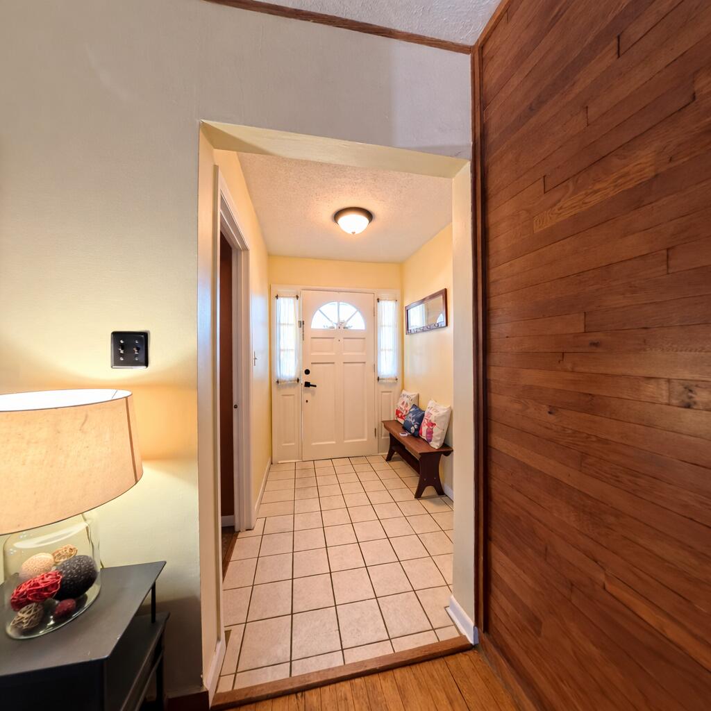 413 Elm Street Ravenna, KY 40472 - Photo 5 of 42 Going or coming, you will appreciate this entryway!
