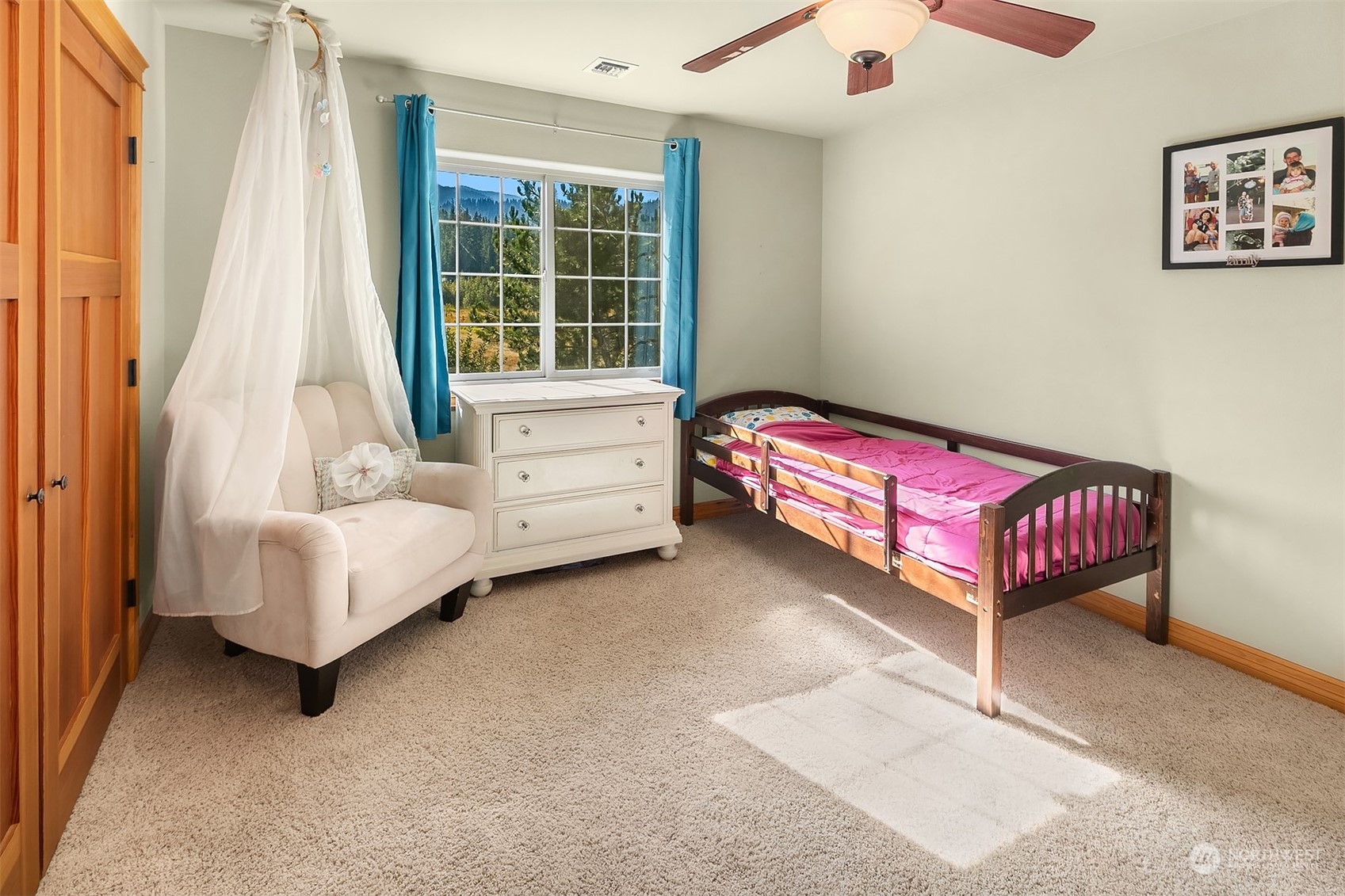 136 Old Cedars Road Cle Elum, WA 98922 - Photo 20 of 38 a bed room with a bed and a window