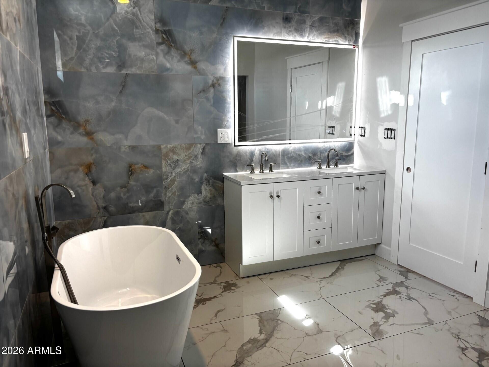 4000 Santa Fe Avenue Douglas, AZ 85607 - Photo 11 of 16 a bathroom with a bathtub and a sink
