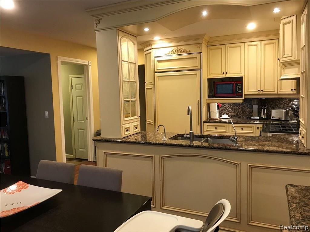 875 Hampton Circle Rochester Hills, MI 48307 - Photo 16 of 47
