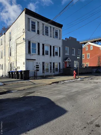 $2,100 | 18 Davis Street, Poughkeepsie, NY 12601