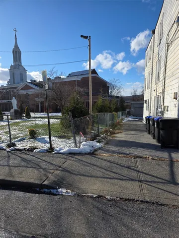 a view of a parking area