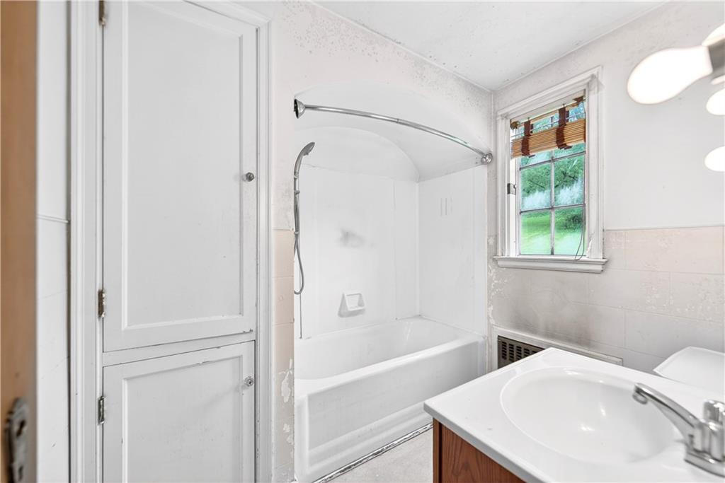 900 Washington Road Washington, PA 15301 - Photo 33 of 50 Full bath...