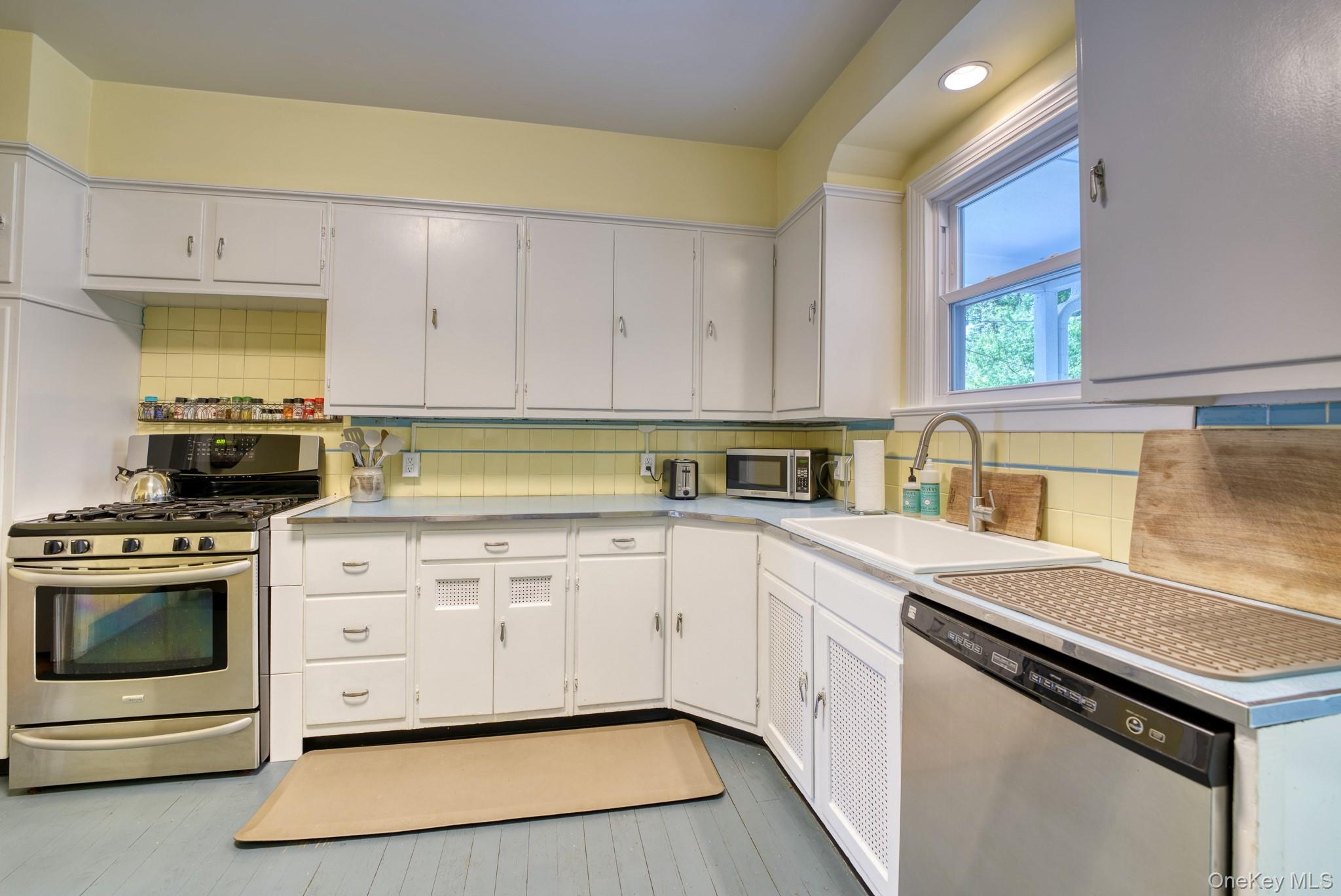12 Gaskin Road Poughkeepsie, NY 12601 - Photo 9 of 27 Gas Range, Dishwasher, Refrigerator