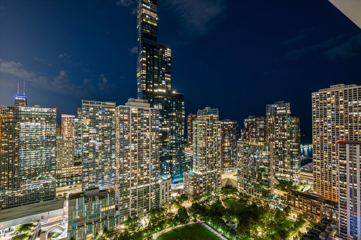 340 East Randolph Street, Unit 3304 Chicago, IL 60601 - Photo 21 of 39