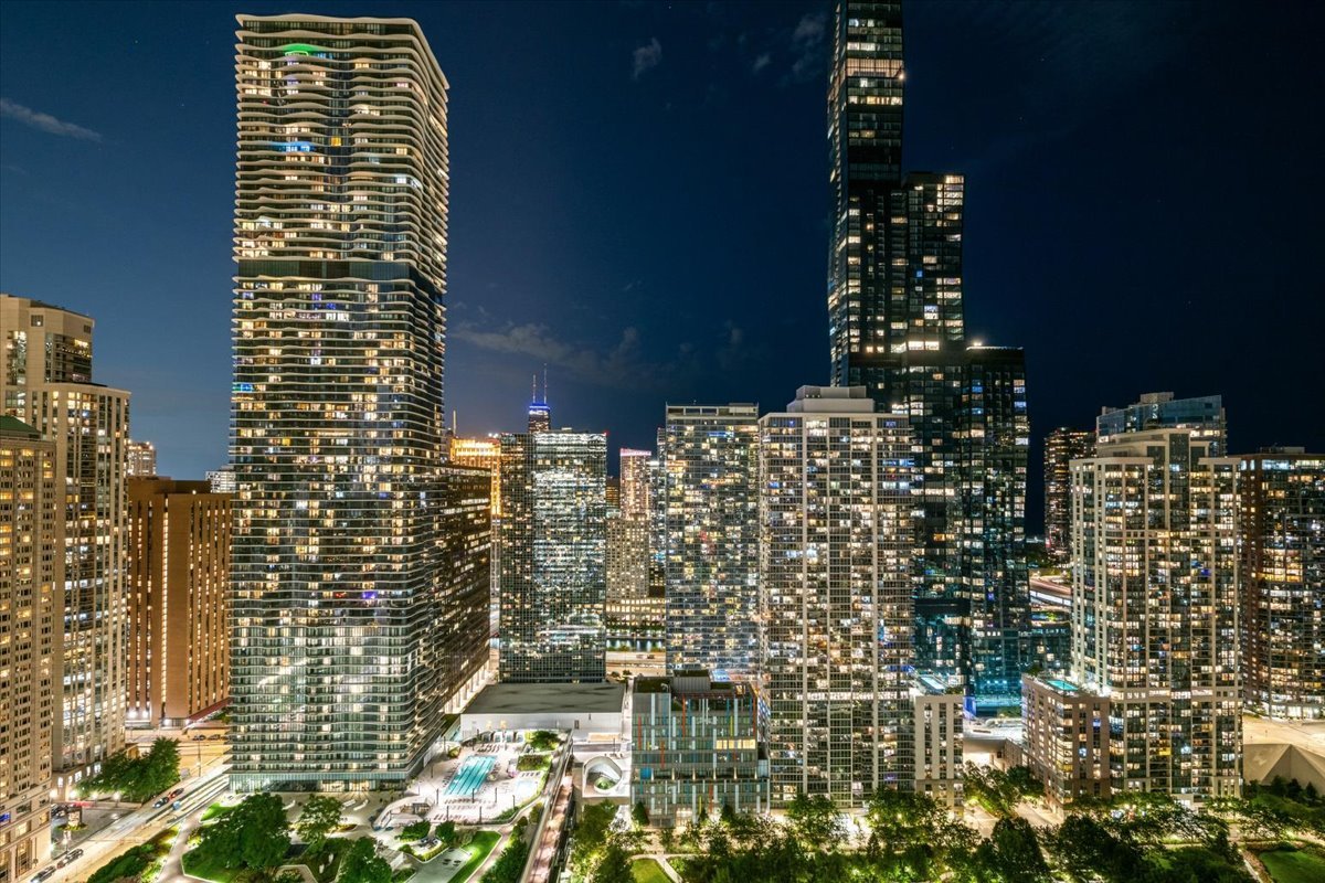 340 East Randolph Street, Unit 3304 Chicago, IL 60601 - Photo 22 of 39