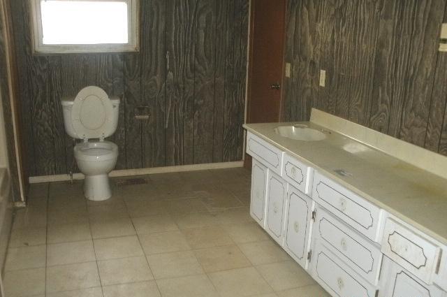 212 Summitt Road Madisonville, TN 37354 - Photo 11 of 23 BATHROOM 1